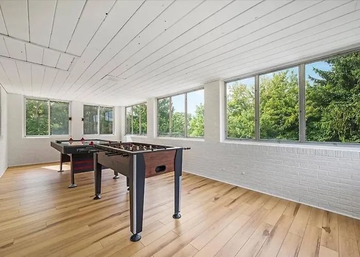 Holiday home Stylish And Bright 4 Bedroom Home, Amazing Yard With Firepit, Game Pittsburgh