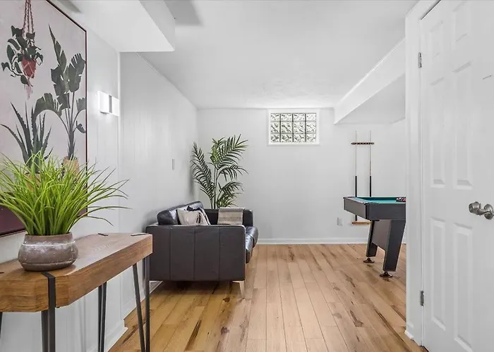 Stylish And Bright 4 Bedroom Home, Amazing Yard With Firepit, Game