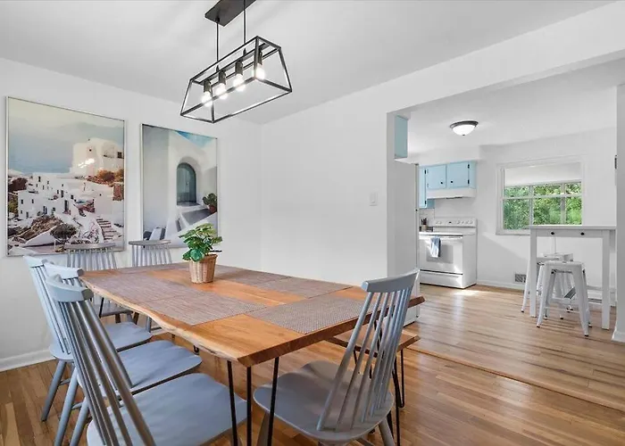 Stylish And Bright 4 Bedroom Home, Amazing Yard With Firepit, Game Holiday home Pittsburgh