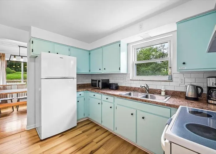 Holiday home Stylish And Bright 4 Bedroom Home, Amazing Yard With Firepit, Game *