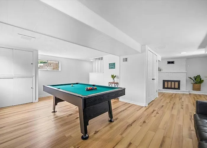 Stylish And Bright 4 Bedroom Home, Amazing Yard With Firepit, Game Pittsburgh