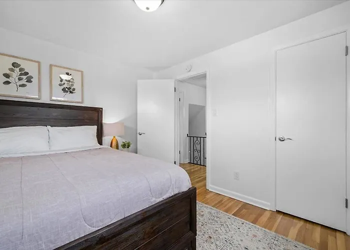 Holiday home Stylish And Bright 4 Bedroom Home, Amazing Yard With Firepit, Game Pittsburgh