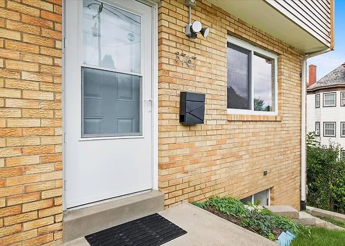 Stylish And Bright 4 Bedroom Home, Amazing Yard With Firepit, Game