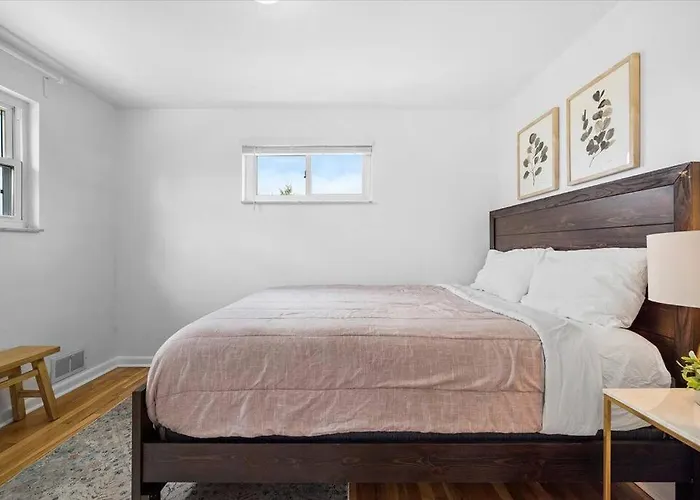 Stylish And Bright 4 Bedroom Home, Amazing Yard With Firepit, Game Holiday home