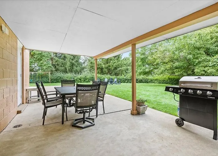 Stylish And Bright 4 Bedroom Home, Amazing Yard With Firepit, Game Holiday home