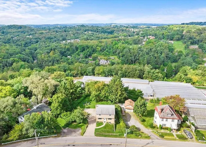 Stylish And Bright 4 Bedroom Home, Amazing Yard With Firepit, Game Holiday home Pittsburgh
