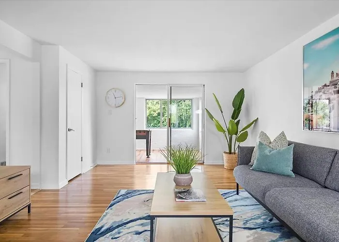 Stylish And Bright 4 Bedroom Home, Amazing Yard With Firepit, Game Holiday home Pittsburgh