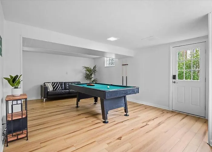Stylish And Bright 4 Bedroom Home, Amazing Yard With Firepit, Game *
