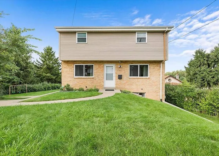 Stylish And Bright 4 Bedroom Home, Amazing Yard With Firepit, Game Holiday home Pittsburgh