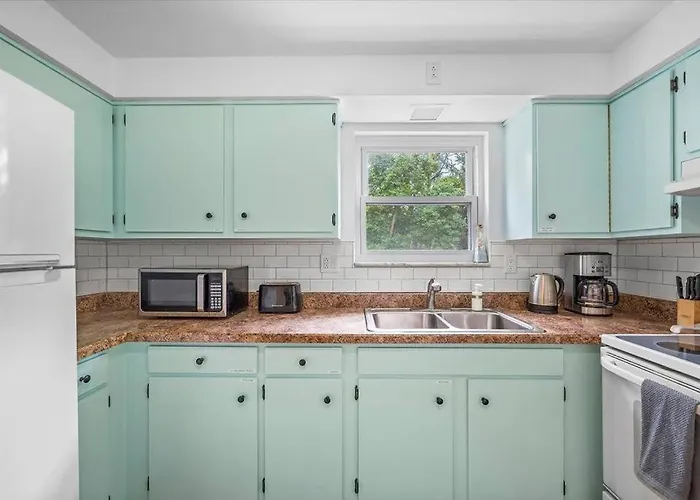 Holiday home Stylish And Bright 4 Bedroom Home, Amazing Yard With Firepit, Game *