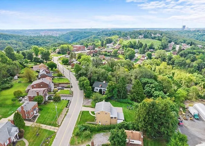 Stylish And Bright 4 Bedroom Home, Amazing Yard With Firepit, Game Holiday home