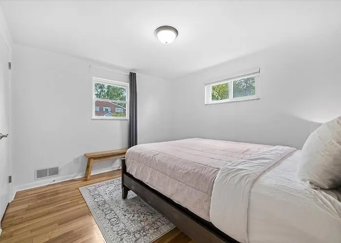 Holiday home Stylish And Bright 4 Bedroom Home, Amazing Yard With Firepit, Game