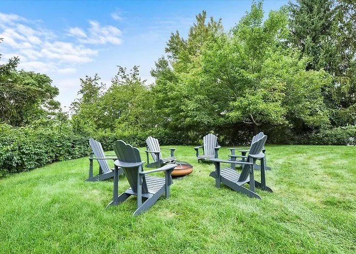 Stylish And Bright 4 Bedroom Home, Amazing Yard With Firepit, Game Holiday home *