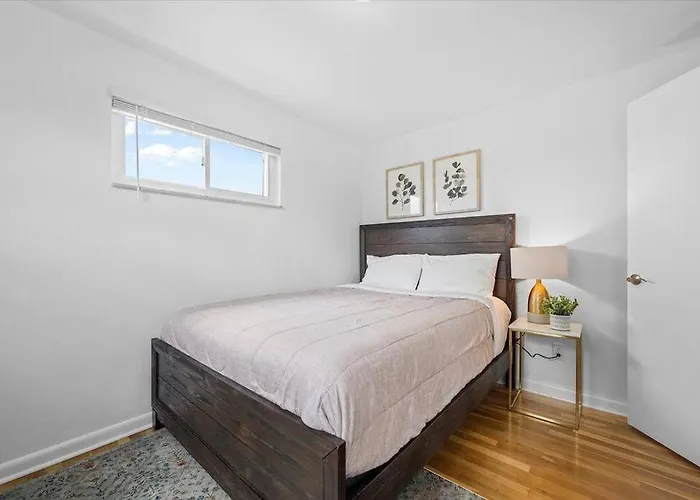 Stylish And Bright 4 Bedroom Home, Amazing Yard With Firepit, Game *
