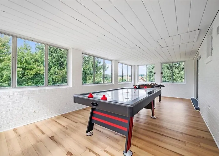 Stylish And Bright 4 Bedroom Home, Amazing Yard With Firepit, Game Holiday home